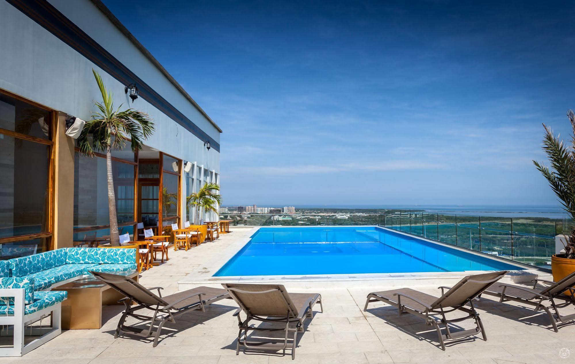 Ghl Collection Barranquilla Hotel Exterior foto Rooftop pool at the hotel